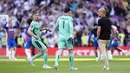 Kiper Crystal Palace, Dean Henderson (tengah) bersitegang dengan pelatih Manchester City, Pep Guardiola dalam laga final Piala FA 2024/2025 di Stadion Wembley, London, Inggris, Sabtu (17/05/2025) waktu setempat. (AP Photo/PA/Nick Potts)