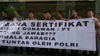 Belasan orang tuntut hak ruko yang telah mereka beli diselesaikan. Ruko terdiri dari 3 lokasi dan total kerugian korban mencapai 12 miliar rupiah.