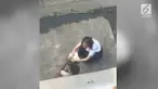 Aksi seorang pelajar beri makan dan suapi anak jalanan buat warganet terharu.