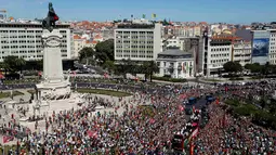 Warga tumpah ruah di kawasan Pombal Square menyambut kedatangan Cristiano Ronaldo dan tim kesebelasan Portugal usai menjuarai Piala Eropa 2016 di Prancis, Portugal, Senin (11/7). (REUTERS / Rafael Marchante)