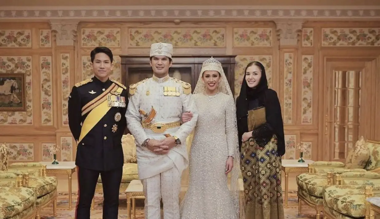 Dengan baju kurung hitam serta aksen songket melayu emas, hadirkan pesona yang begitu megah pada tampilan. [Foto: Instagram/ Anis.Haikk]