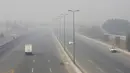 Kendaraan melaju di jalan raya saat kabut asap menyelimuti Lahore, Pakistan, Rabu (11/11/2020). Orang-orang di Lahore berisiko terkena penyakit pernapasan dan masalah terkait mata setelah kualitas udara memburuk ke tingkat yang berbahaya. (AP Photo/K.M. Chaudary)