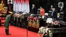 Presiden Joko Widodo memberi salam saat menyampaikan pidato kenegaraan pada Sidang Tahunan MPR dan Sidang Bersama DPR - DPD Tahun 2022 di Gedung Nusantara, Kompleks Parlemen, Senayan, Jakarta, Selasa (16/8/2022). Jokowi menyampaikan pidato kenegaraan dalam sidang tahunan MPR RI dan sidang bersama DPR RI dan DPD RI Tahun 2022. (Liputan6.com/Johan Tallo)