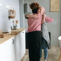 Ilustrasi memberikan semangat, berpelukan, sahabat, curhat. (Photo by Thirdman from Pexels)