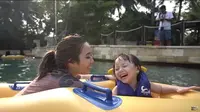 Keseruan Gisella Anastasia dan Gempi menghabiskan waktu bersama dengan berenang, (Sumber: YouTube/Gisella Anastasia)