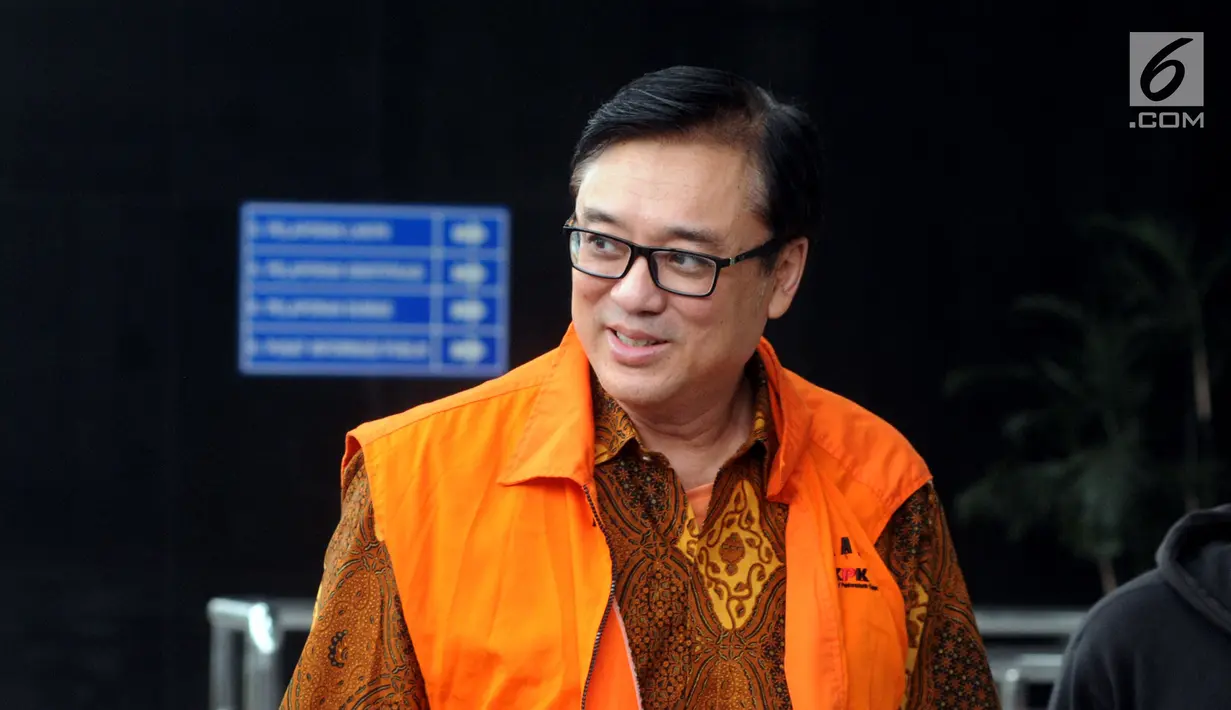 Direktur Operasional Lippo Group Billy Sindoro tiba di Gedung KPK, Jakarta, Jumat (30/11). Billy datang dengan mengenakan rompi tahanan berwarna oranye. (Merdeka.com/Dwi Narwoko)