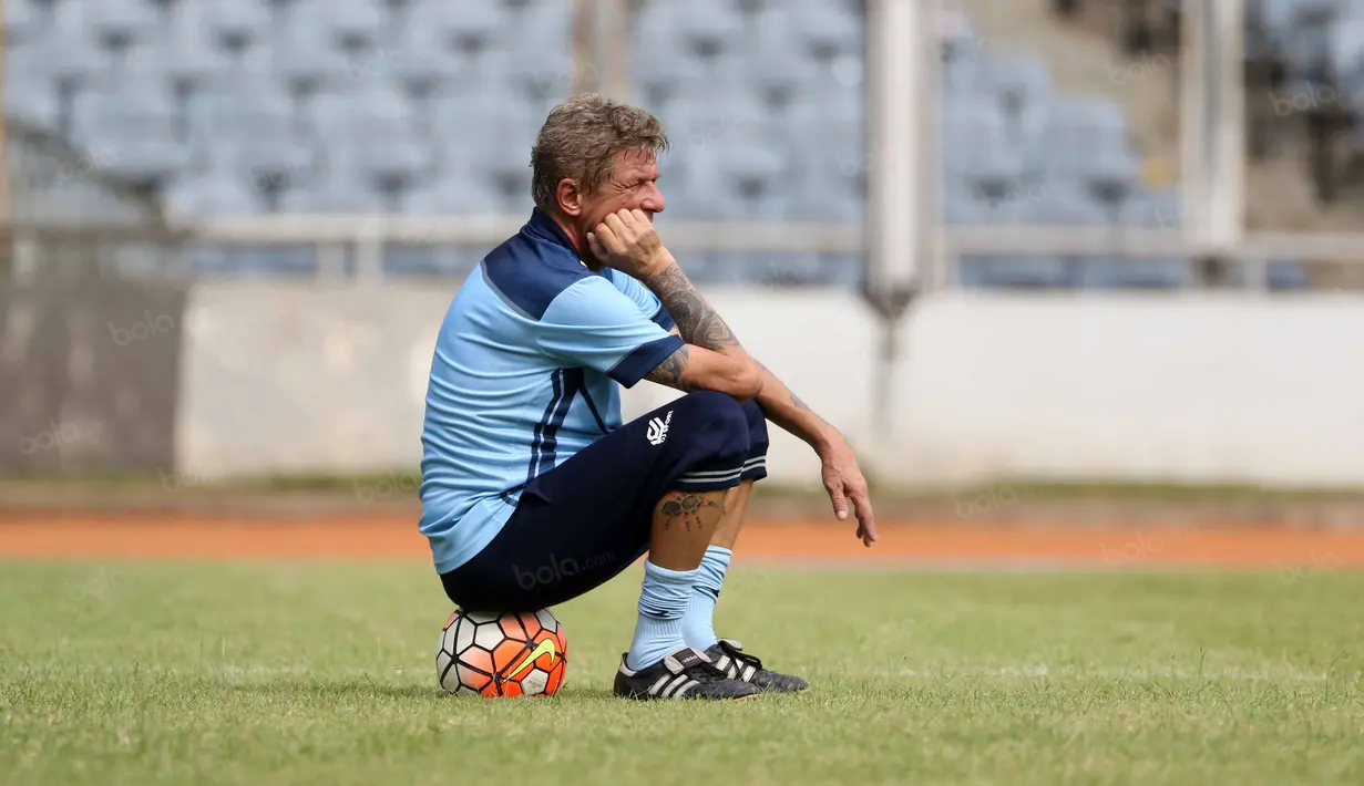 Pelatih Persela Lamongan, Stefan Hanson duduk menyaksikan anak asuhnya berlatih di Stadion Utama Gelora Bung Karno, Jakarta, Kamis (12/5/2016). (Bola.com/Nicklas Hanoatubun)
