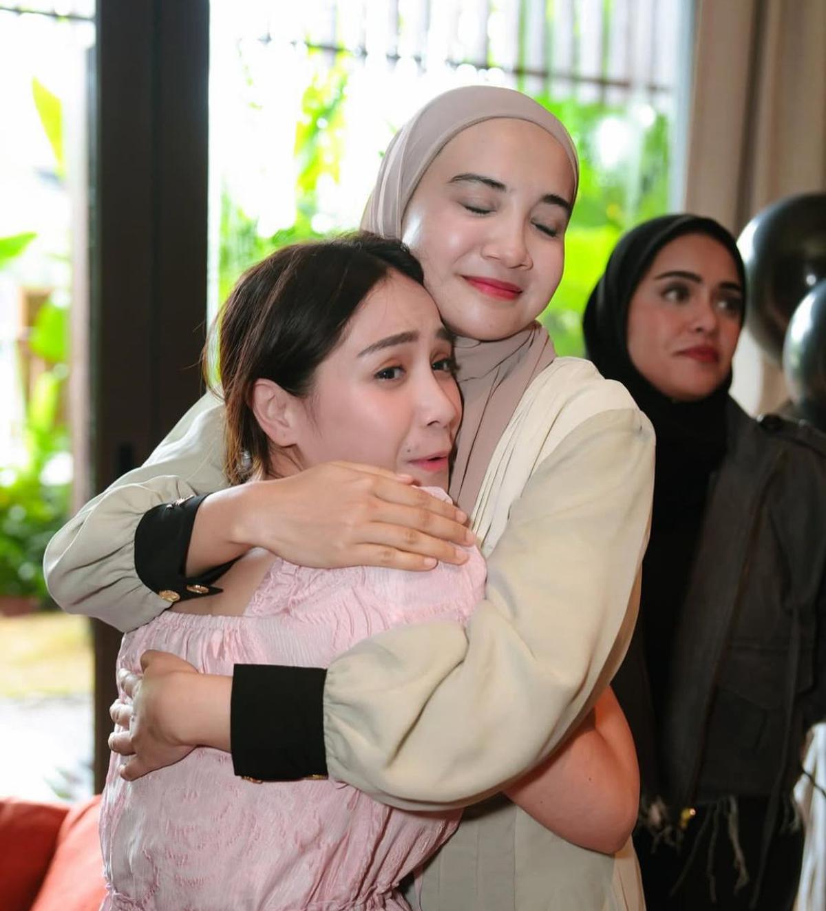 Momen Mengharukan Zaskia Sungkar dan Nagita Slavina Berpelukan, Bukti Persahabatan Sejati