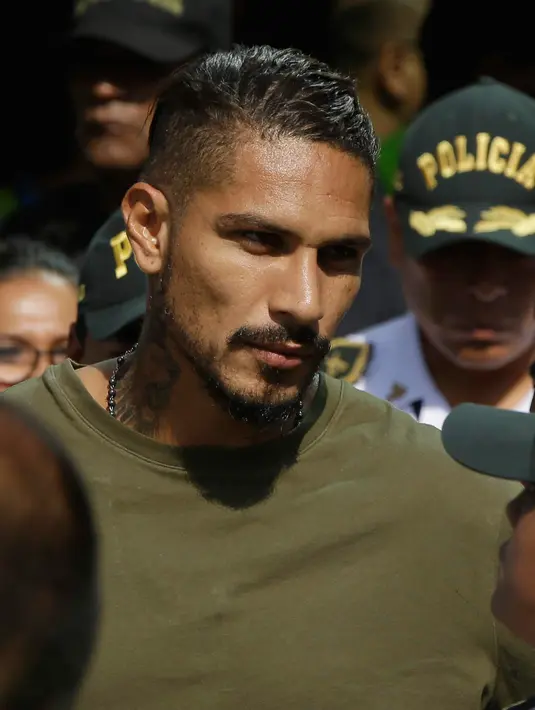Kapten timnas Sepak Bola Peru Paolo Guerrero saat tiba di Lima untuk menjalani tes, Peru (15/5). Pihak sepak bola setempat meminta bantuan FIFA untuk meninjau kembali kasus doping yang menimpa Paolo Guerrero. (AP/Martin Mejia)