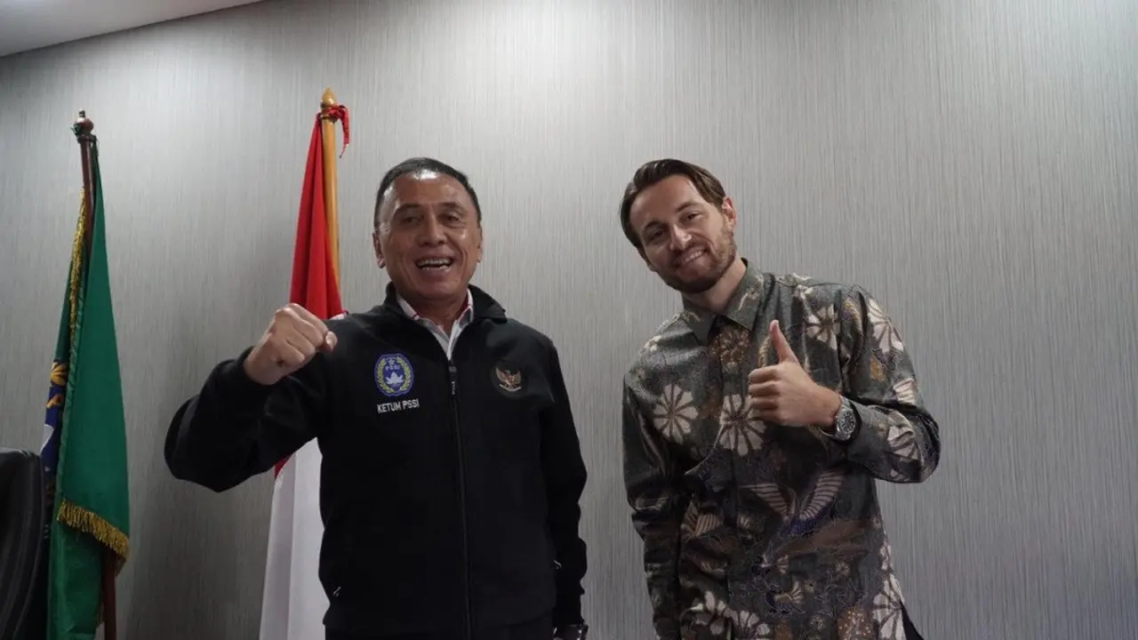 Ketua PSSI, Mochamad Iriawan bersama Marc Klok setelah naturalisasinya disetujui pemerintah.