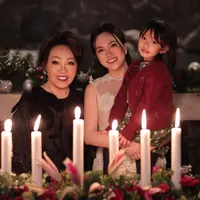 Shandy Aulia saat Ibadah Natal bersama ibu dan putrinya. [@shandyaulia]