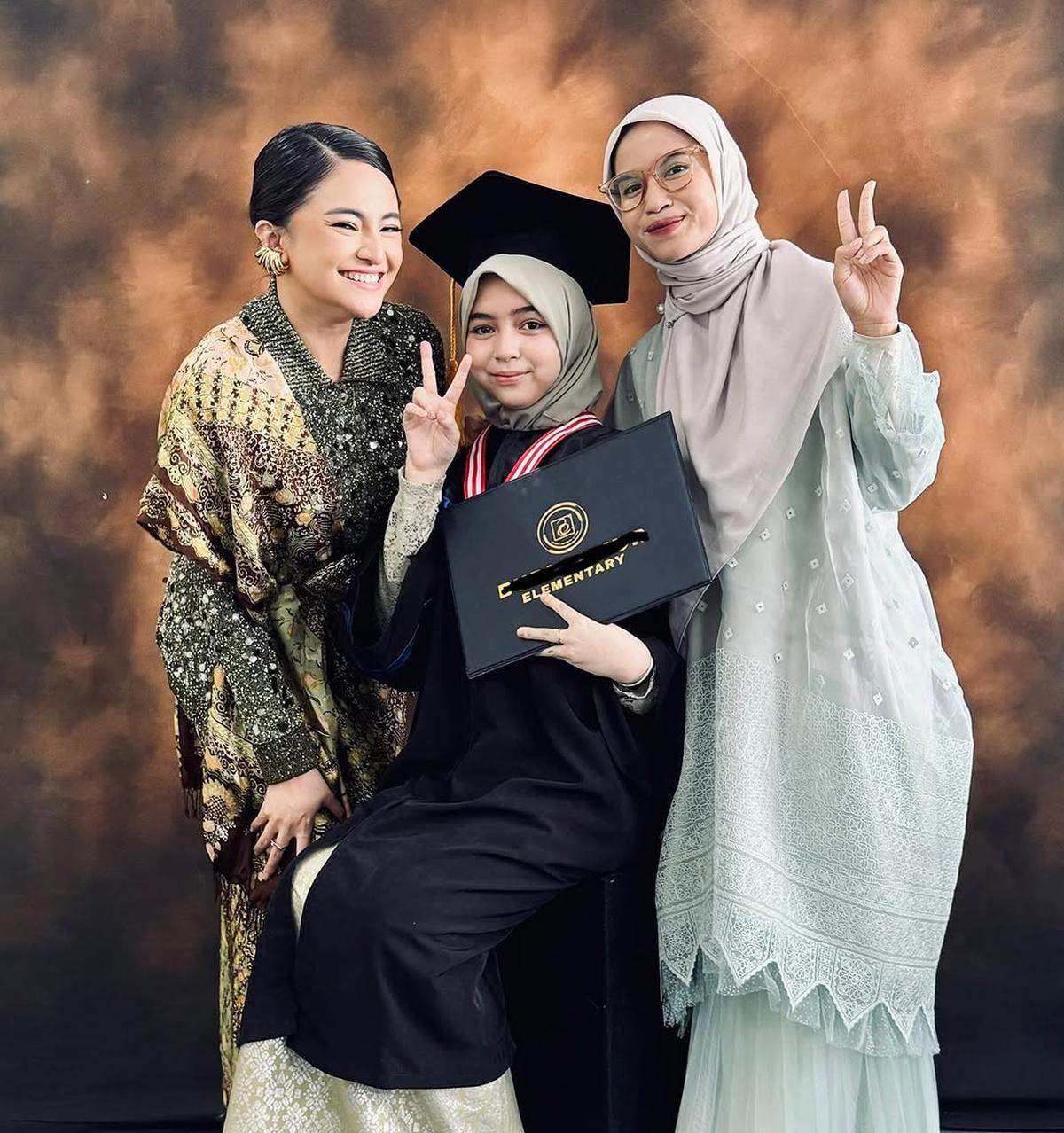 Potret Marshanda Dampingi Sienna Wisuda, Kompak Bareng Nesya Ayu Nabila