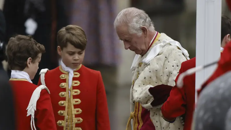 Tampannya Pangeran George Jadi Pendamping Raja Charles di Upacara Penobatan
