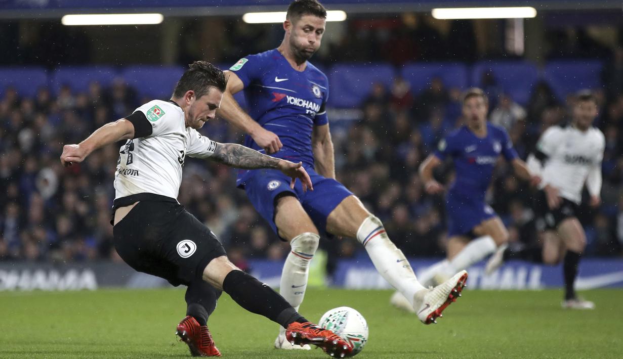 Pemain Derby County, Jack Marriott, melepaskan tendangan saat melawan Chelsea pada Piala Liga Inggris di Stadion Stamford Bridge, Kamis (1/112018). Chelsea menang 3-2 atas Derby County. (AP/Nick Potts)