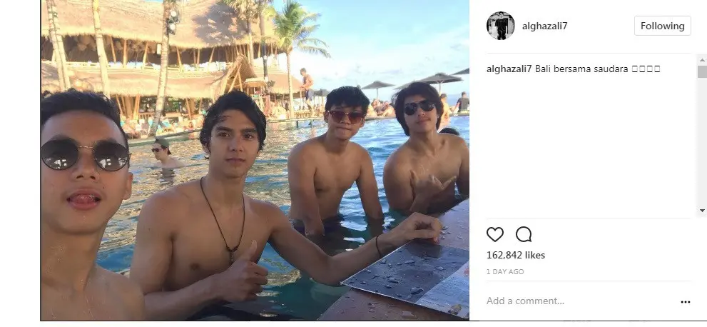 Al Ghazali menikmati liburan di Bali bersama El Rumi (Foto: Instagram)