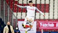 Benjamin Sesko sukses membuat Manchester United gigit jari. Meski MU sempat dua kali bernegosiasi dengan agen Sesko, namun pemain berusia 19 tahun itu justru memilih bergabung dengan RB Leipzig dan diikat dengan kontrak jangka panjang berdurasi lima tahun. (AFP/Joe Klamar)