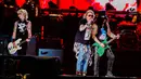 Vokalis Guns N' Roses, Axl Rose (tengah), Gitaris ,Slash dan Bassis, Duff McKagan saat tampil pada konser Guns N' Roses “Not In This Lifetime” Tour in Jakarta 2018 di Stadion Gelora Bung Karno, Jakarta, Kamis (8/11). (Liputan6.com/Faizal Fanani)