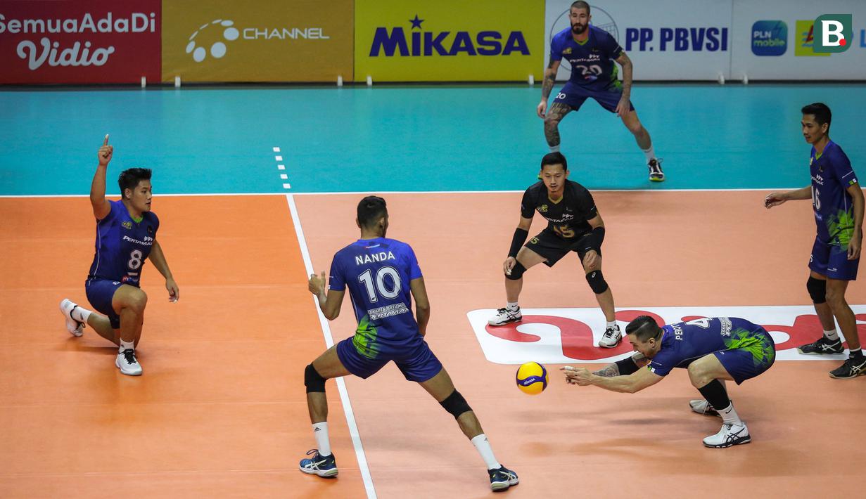 Pemain Jakarta Pertamina Pertamax, Luiz Felippe Perotto (kedua kanan) gagal menghalau bola saat menghadapi Jakarta BNI 46 dalam laga perebutan tempat ke-3 PLN Mobile Proliga 2022 di Padepokan Voli Jenderal Polisi Kunarto, Sentul, Minggu (27/03/2022). (Bola.com/Bagaskara Lazuardi)