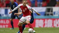 Pemain Denmark Christian Eriksen mengontrol bola saat pertandingan Grup B Euro 2020 melawan Finlandia di Parken Stadium, Kopenhagen, Sabtu (12/6/2021). (Stuart Franklin/Pool via AP)