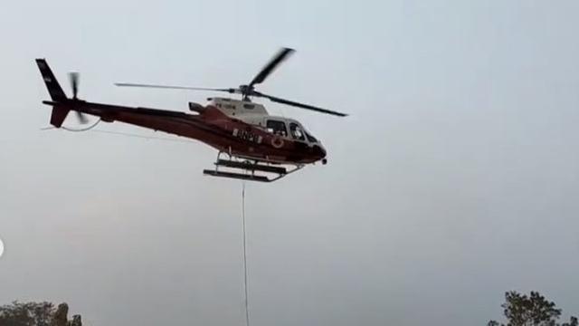 Water bombing pemadaman kebakaran di Gunung Lawu. (Istimewa)