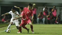 Gelandang Indonesia, Febri Hariyadi, berusaha melewati pemain Korea Utara pada laga PSSI Anniversary Cup 2018 di Stadion Pakansari, Senin (30/4/2018). Skor berakhir imbang 0-0. (Bola.com/M Iqbal Ichsan)