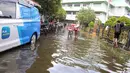 Banjir di kawasan ini berimbas pada padamnya aliran listrik sehingga mengganggu aktivitas warga. (Magang/Liputan6.com/Muhammad Rizal)