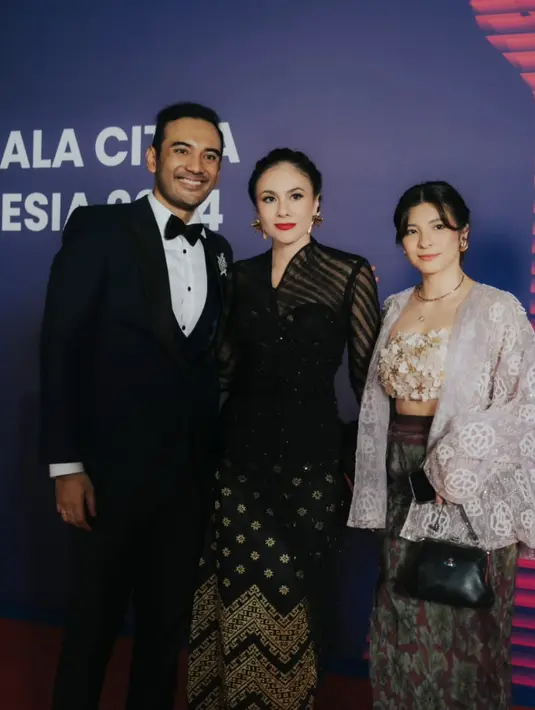 Kebaya yang dikenakan juga terlihat begitu glamor dengan didukung makeup yang statement. [Foto: Instagram/ Wulan Guritno]