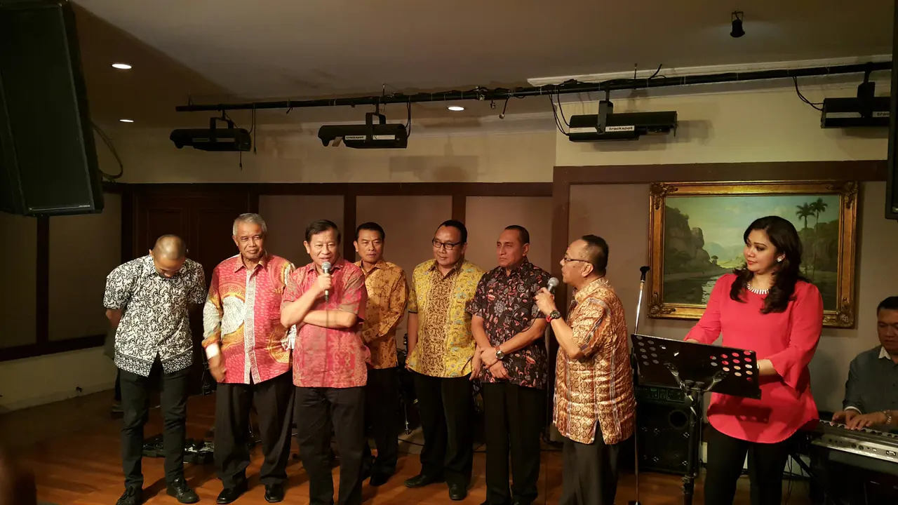 Ketua Komite Pemilihan PSSI, beramah-tamah dengan kandidat ketua umum PSSI periode 2016-2020.