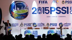 Djohar Arifin Husin membuka Kongres LuarBiasa PSSI 2015 di Hotel JW Marriot, Surabaya, Jawa Timur, Sabtu (18/5/2015). Kongres akan memilih Ketua/Wakil Ketua Umum serta anggota Komite Eksekutif PSSI periode 2015-2019. (Liputan6.com/Helmi Fithriansyah)