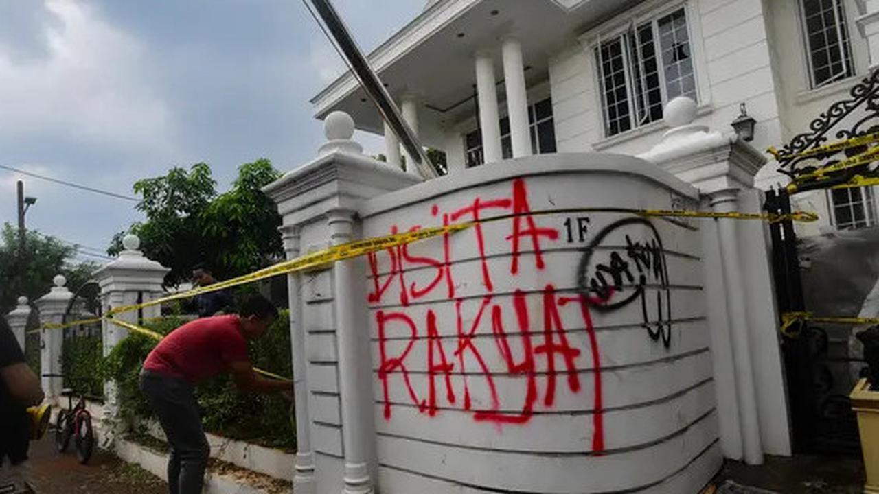 VIDEO: Kondisi Hancur Rumah Uya Kuya Setelah Dijarah Massa, Banyak Coretan "Disita Rakyat" & Digaris Polisi