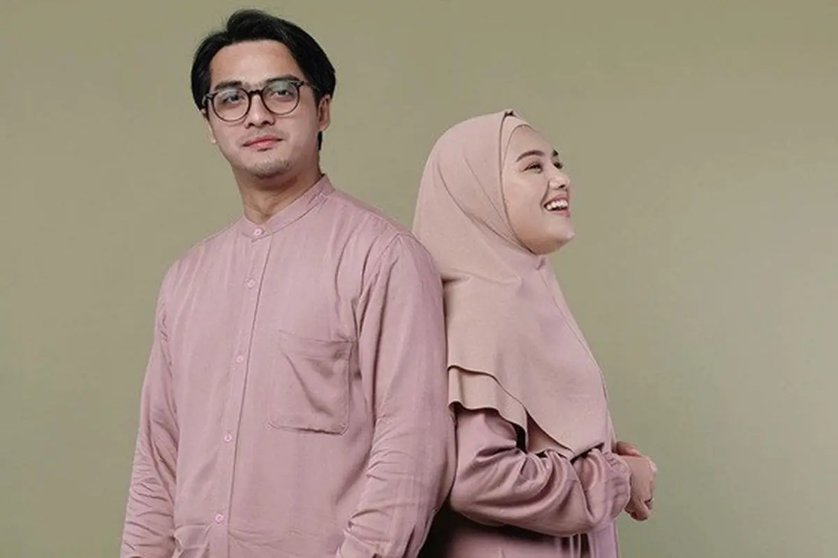 7 Potret Mesra Ricky Harun dan Herfiza, Beri Karangan Bunga saat Istri Ultah