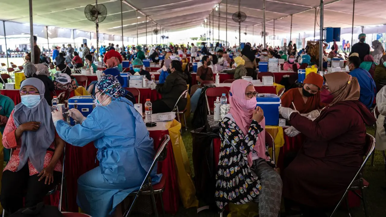 FOTO: Pusat Vaksinasi COVID-19 Massal Darurat di Surabaya