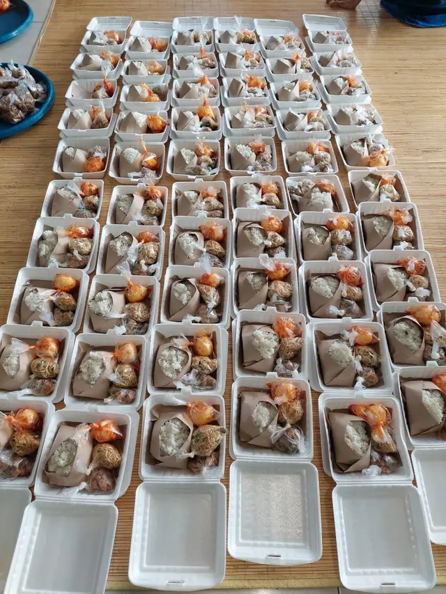 Distribusi makanan dari dapur umum yang didirikan oleh pegawai OPD Kota Tangerang.