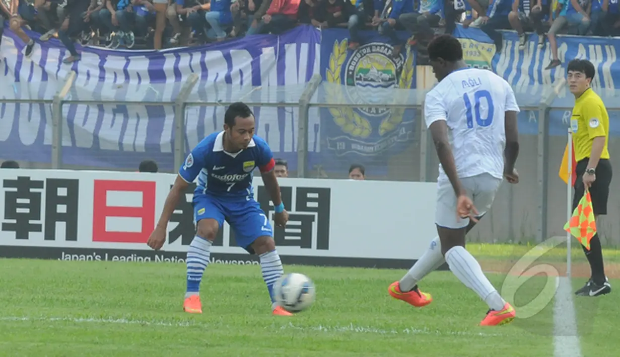 Pemain Persib, Atep berusaha menghalangi pergerakan dari penyerang New Radiant, Bandung, Rabu (25/2/2015). Persib menang 4-1 atas tamunya New Radiant di laga perdana AFC Cup 2015 (Liputan6.com/Herman Zakharia)