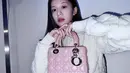 Go Younjung dengan sweater putih memamerkan gayanya dengan tas Dior pink. Di sini Go Younjung memilih membawa Medium Lady Dior Bagi in Blush Cannage Lambskin. Foto: Document/Dior.