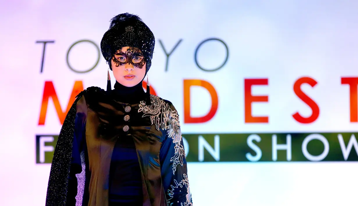 Seorang model membawakan rancangan desainer Lynn Siregar dengan brand Weddingku Gallery dalam Tokyo Modest Fashion Show di Halal Expo Japan, Tokyo, Selasa (22/11). Acara ini pertama kalinya pagelaran busana muslim digelar di Jepang. (REUTERS/Toru Hanai)