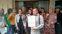 Sejumlah korban penipuan investasi arisan bodong saat melapor ke Polres Metro Depok. (istimewa)