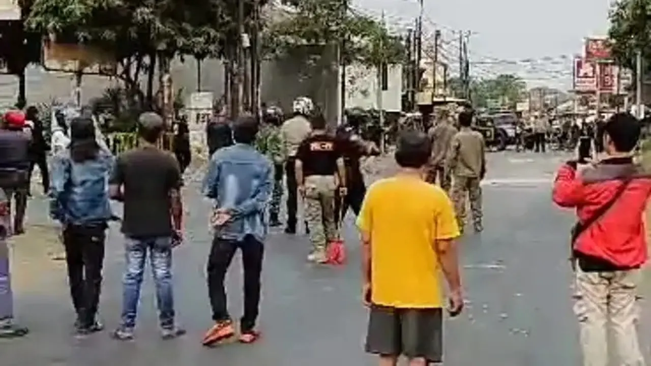 Aparat kepolisian berupaya membubarkan bentrokan