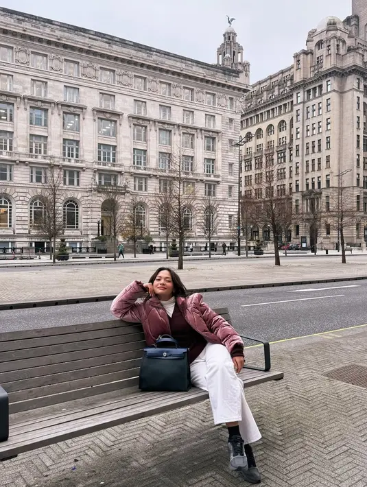 Salah satunya dengan padukan turtleneck putih, wool vest maron dan puffer jacket velvet rose gold [@amelcarla]