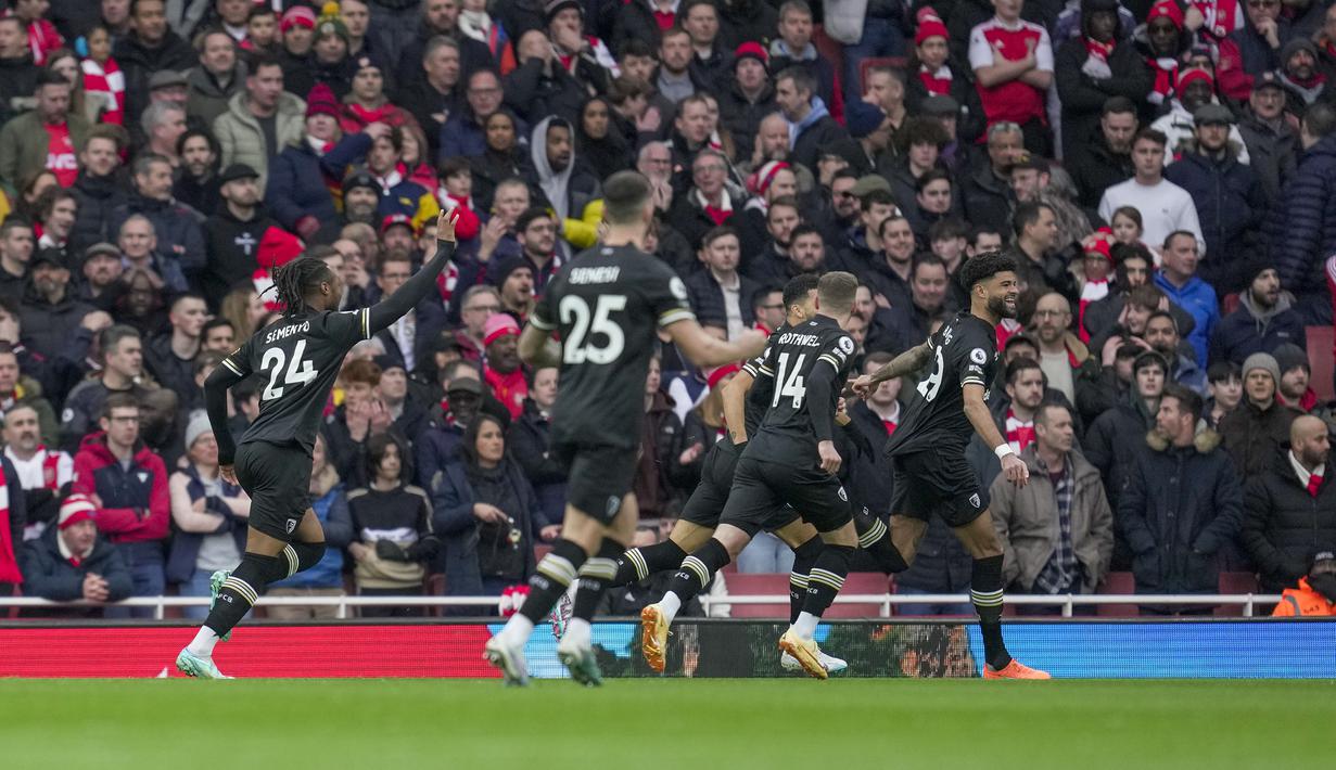 Pemain Bournemouth, Philip Billing (kanan) melakukan selebrasi bersama rekannya setelah mencetak gol ke gawang Arsenal pada laga pekan ke-26 Liga Inggris 2022/2023 yang berlangsung di Emirates Stadium, London, Sabtu (04/03/2023). Billing sukses membobol gawang yang dijaga oleh Aaron Ramsdale setelah menerima umpan dari Dango Ouattara. (AP Photo/Kin Cheung)