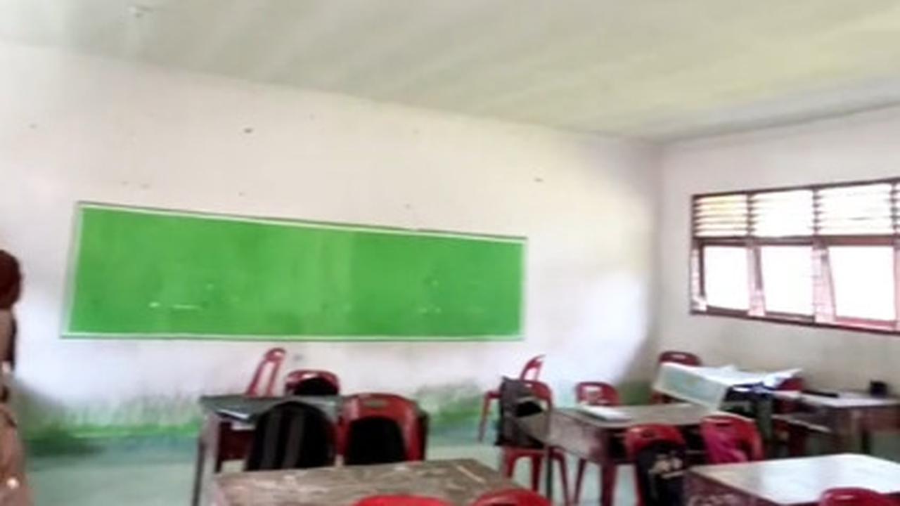 Keren Banget, Aksi Guru Kesenian yang Berhasil Hias Ruang Kelas Ini Banjir Pujian Warganet