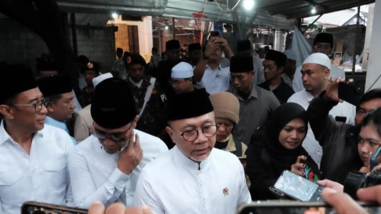 VIDEO: Panggul Karung Beras & Serok Sisa Banjir, Menko Zulhas Temui Korban Bencana Padang