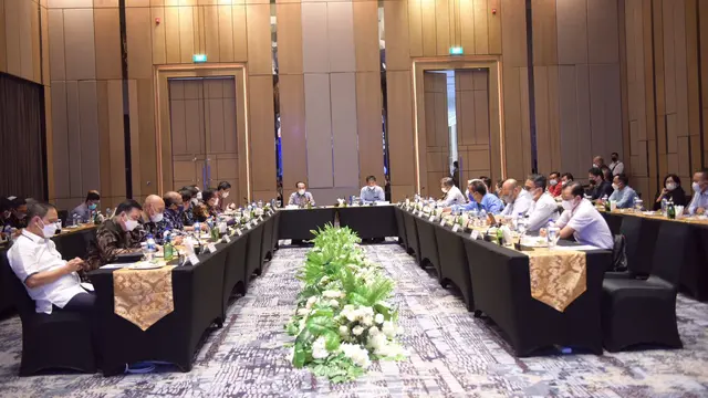 Sekretaris Kementerian Koordinator Bidang Perekonomian Susiwijono Moegiarso mengadakan rapat bersama BP Batam dan stakeholder terkait lainnya di Batam, Jumat (25/2/2022). (Dok ekon.go.id)