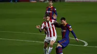 Lionel Messi dibayangi bek Athletic Bilbao saat melawan Barcelona di Camp Nou (AP)