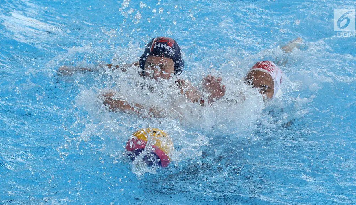 Pemain Polo Air Putri Indonesia, Alya Nadira Trifiansyah (kanan) berebut bola dengan pemain Hong Kong pada laga penyisihan grup A Asian Games 2018, Jakarta, Jumat (17/8). Indonesia unggul tipis 9-8. (Liputan6.com/Helmi Fithriansyah)