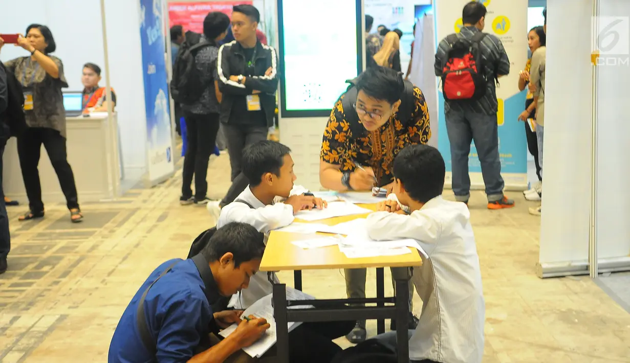 Pencari kerja mengisi formulir lamaran kerja saat Talent Fest dan Bursa Kerja Nasional 2019 di JI-EXPO Kemayoran, Jumat (23/2). Ajang yang digelar Kementerian Ketenagakerjaan ini berlangsung dua hari, 22-23 Maret 2019. (Liputan6.com/Angga Yuniar)