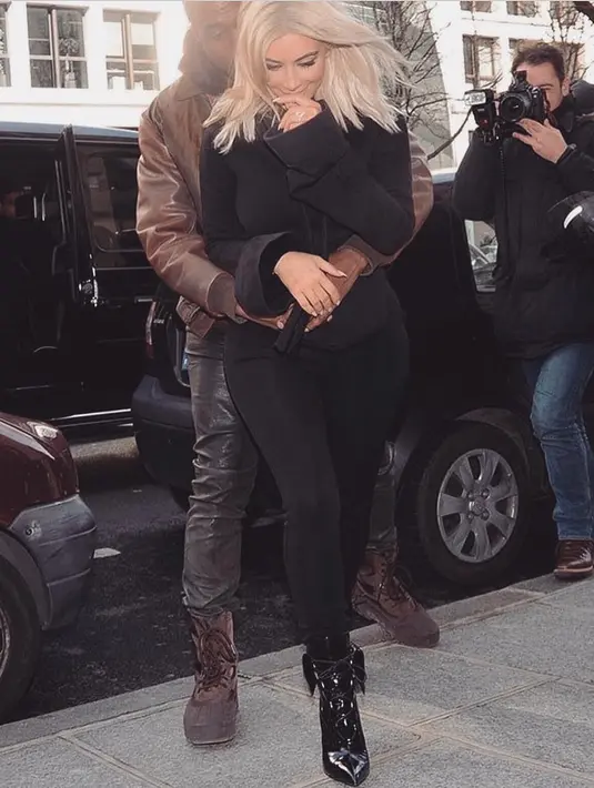 Kim Kardashian pun mengunggah foto mesranya dengan Kanye West di Instagram. (instagram/kimkardashian)