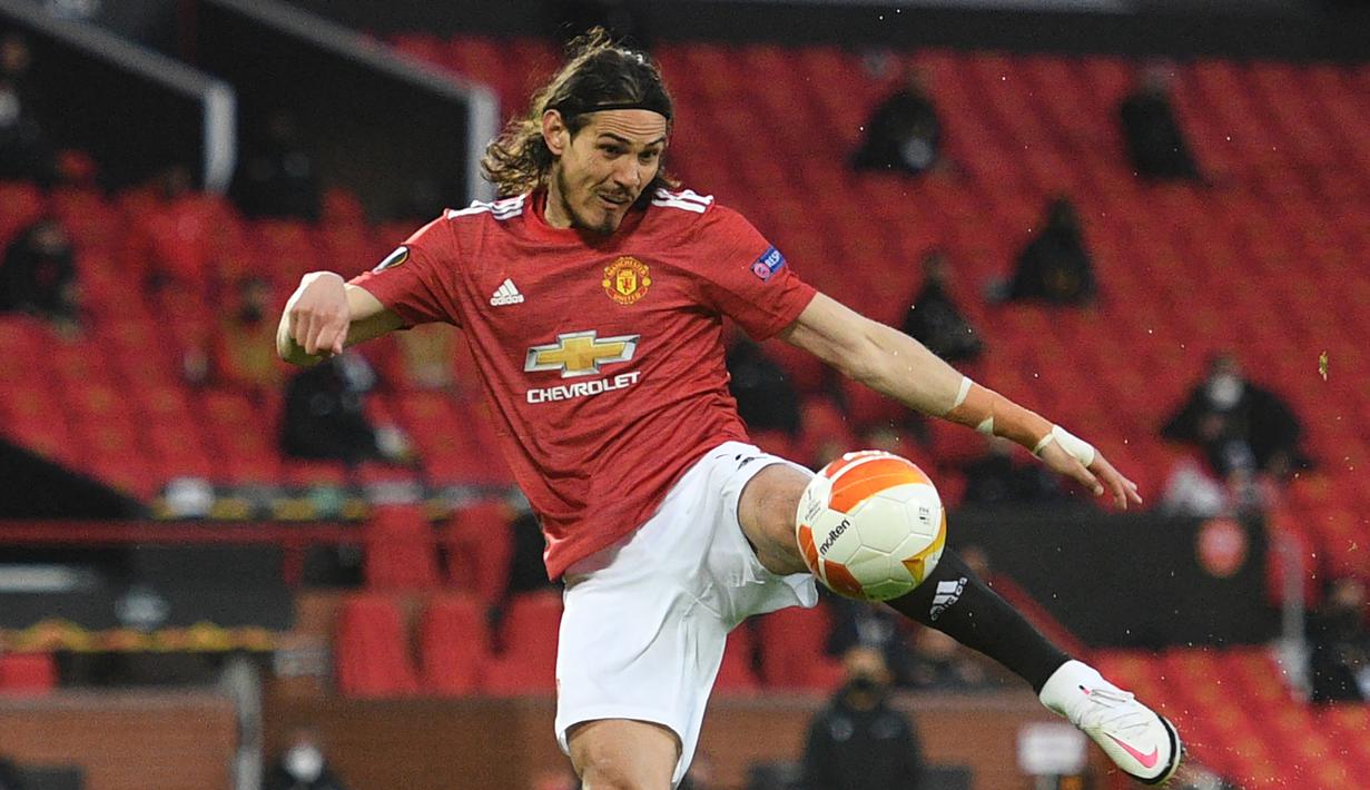 Striker Manchester United, Edinson Cavani melepaskan tendangan voli yang berbuah gol pertama timnya ke gawang Granada dalam laga leg kedua perempatfinal Liga Europa 2020/2021 di Old Trafford Stadium, Manchester, Kamis (15/4/2021). Manchester United menang 2-0 atas Granada. (AFP/Oli Scarff)