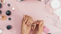 7 Desain Nail Art Dengan Detail Mewah yang Trending di 2025