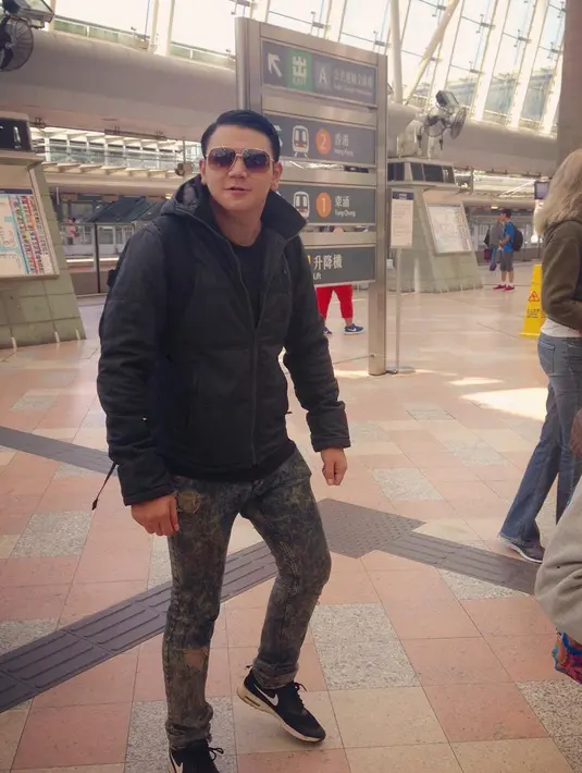 Selain menghabiskan waktu liburan di dalam negeri, Egat juga terlihat sempat menghabiskan waktu liburannya di luar negeri. Egat terlihat fashionable ketika sedang travelling. (Liputan6.com/egatsacawijaya)